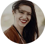 Brunete woman smiling